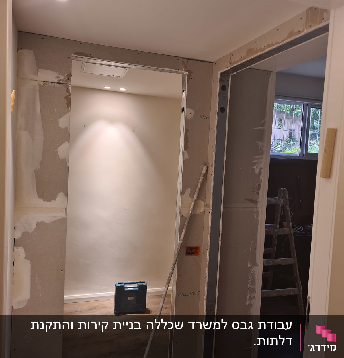 קירות גבס מותקנים עם כלי עבודה וסולם